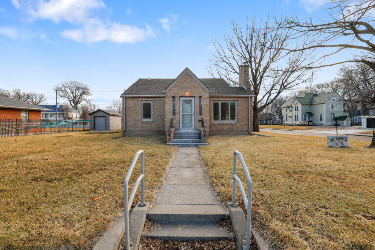 904 N Burlington Ave.