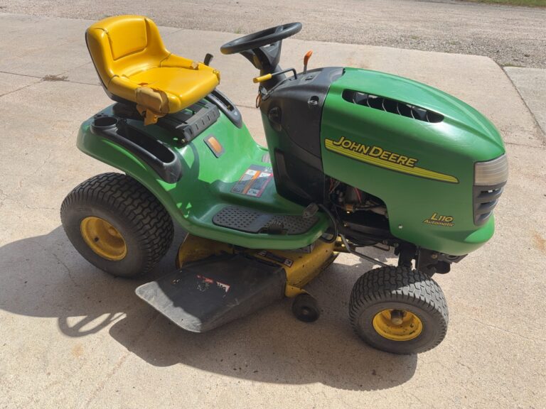 John Deere L110 Riding Lawn Mower